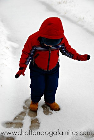 child in the snow www.chattanoogafamilies.com